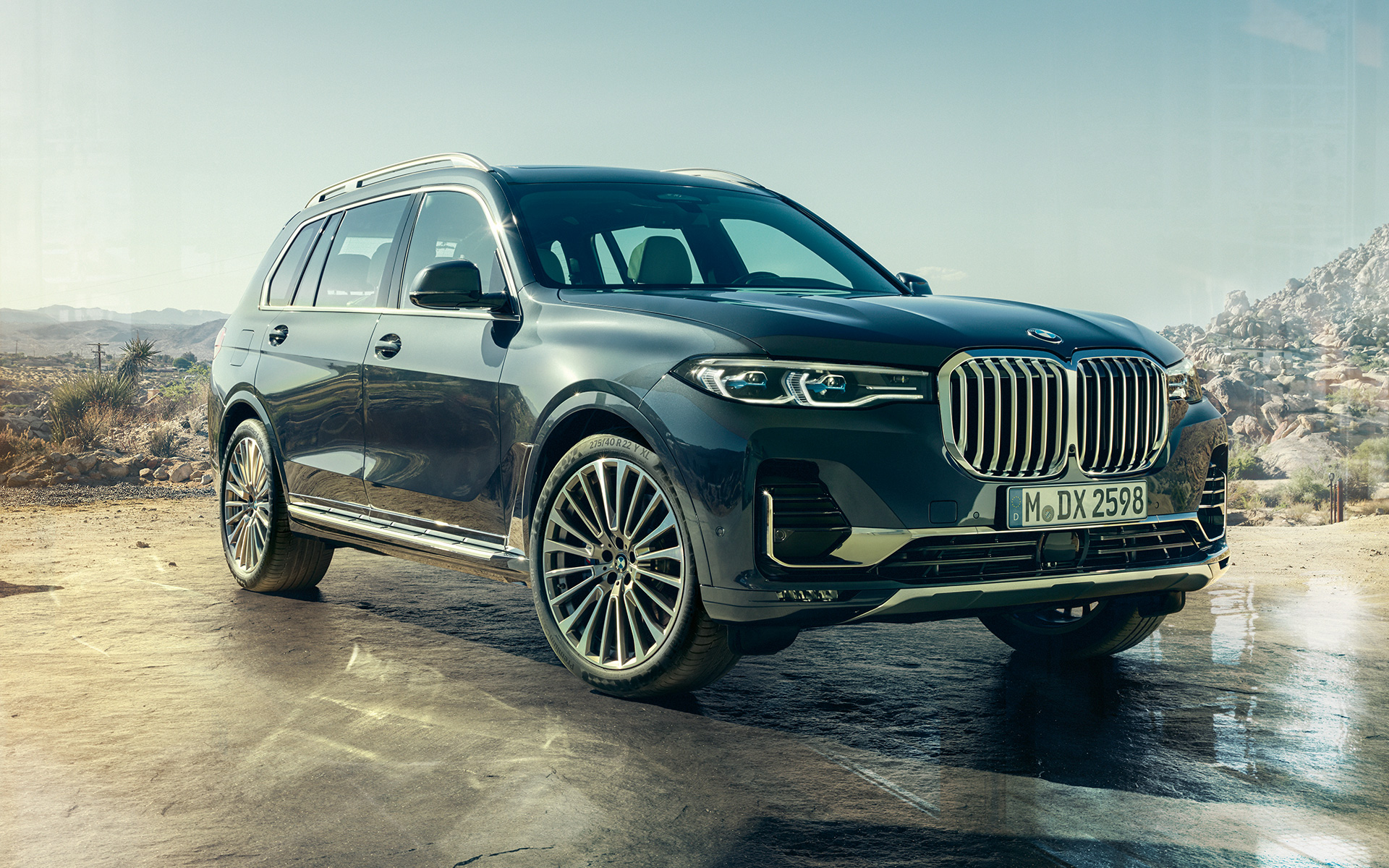 Exterior Vista de tres cuartos del frontal BMW X7 G07 2019 BMW X7 G07 2019 Exterior Vista de tres cuartos del frontal con un fondo desértico