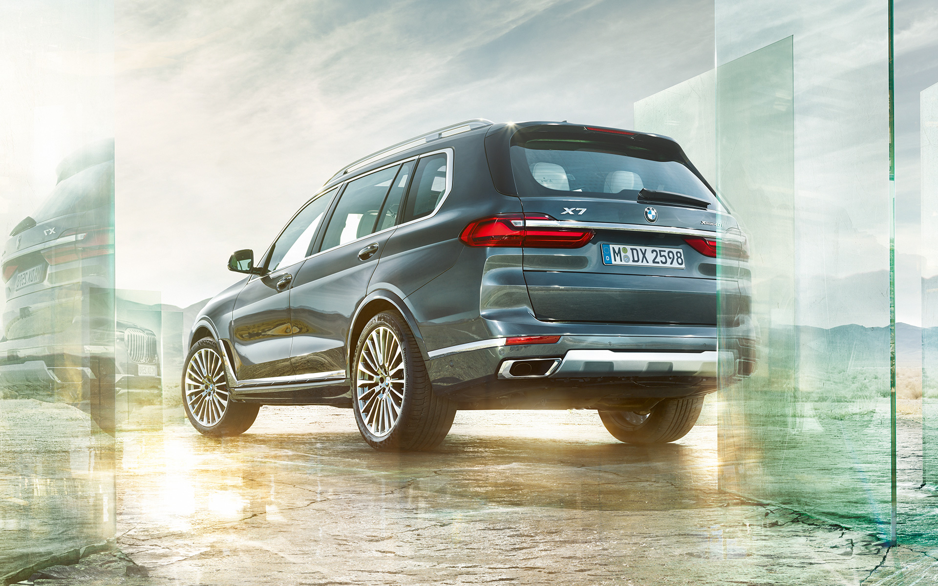 BMW X7 G07 2019 Vista de tres cuartos de la zaga en perspectiva desde ángulo inferior BMW X7 G07 2019 Vista de tres cuartos de la zaga en perspectiva desde ángulo inferior