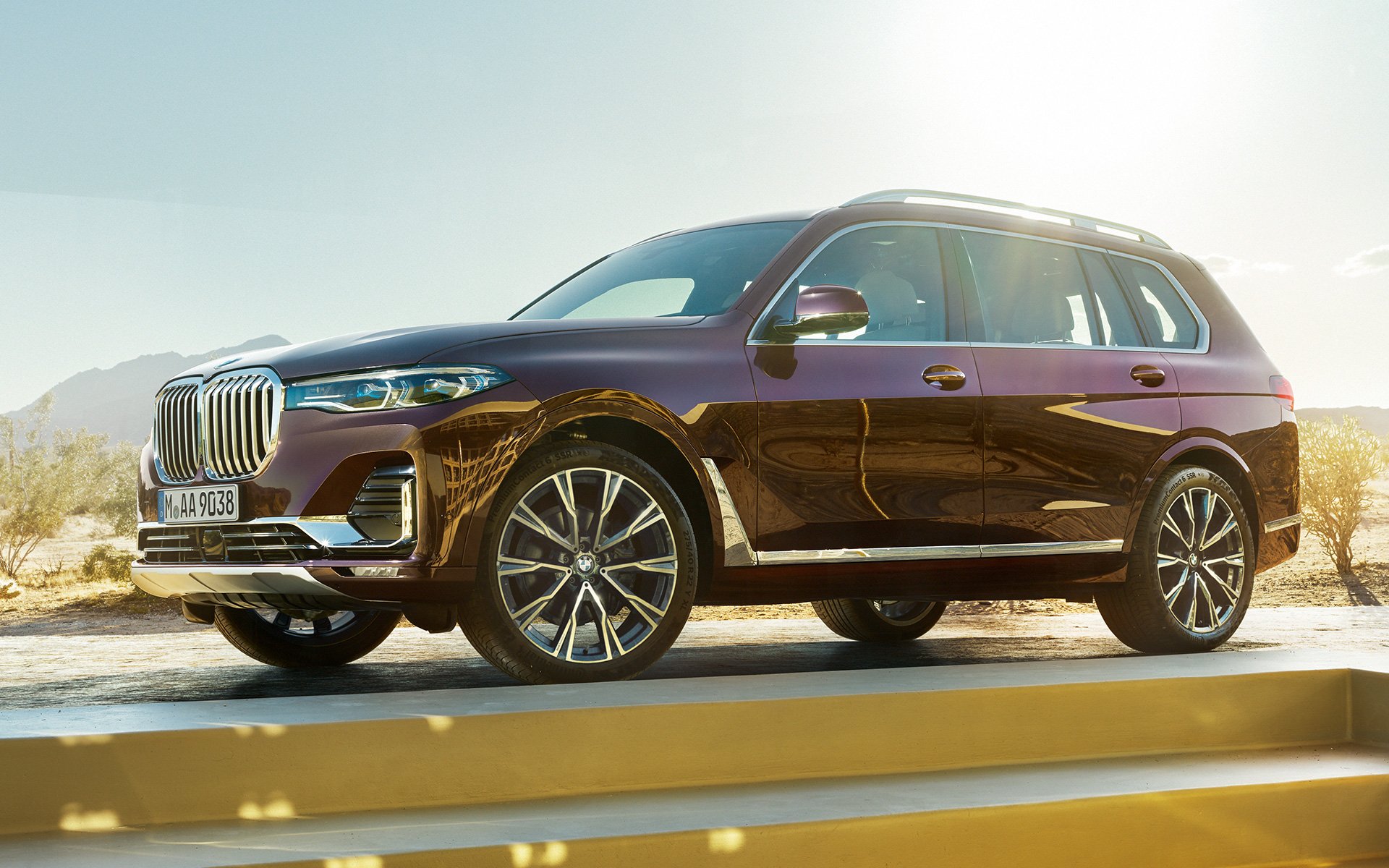 BMW X7 Individual xDrive40i G07 2018 Ametrin metalizado Vista lateral, parado ante un paisaje desértico BMW X7 Individual xDrive40i G07 2018 Ametrin metalizado Vista lateral, parado ante un paisaje desértico