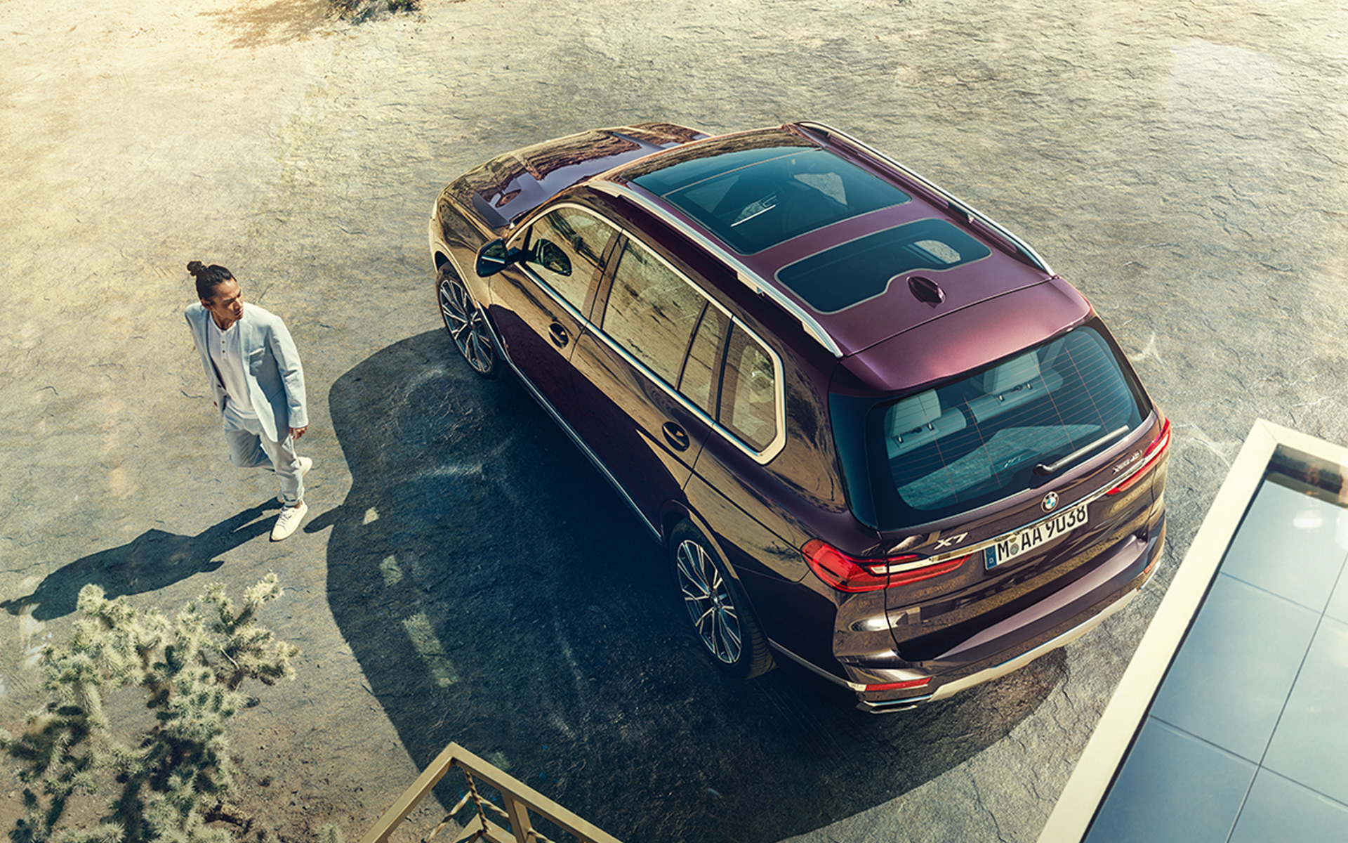 BMW X7 Individual xDrive40i G07 2018 Ametrin metalizado Vista aérea con modelo BMW X7 Individual xDrive40i G07 2018 Ametrin metalizado Vista aérea con modelo