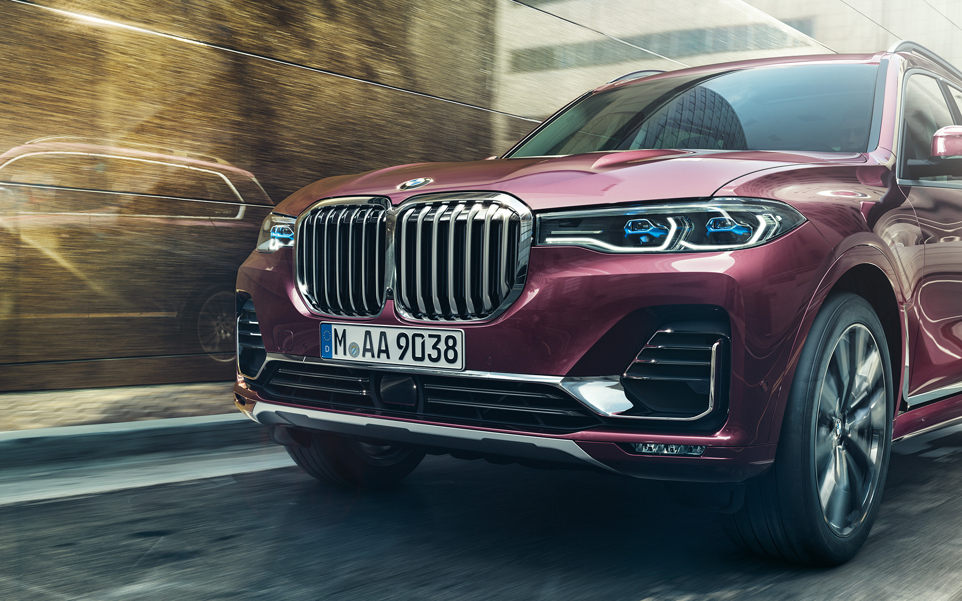 BMW X7 Individual xDrive40i G07 2018 Ametrin metalizado Vista de tres cuartos del frontal, en marcha BMW X7 Individual xDrive40i G07 2018 Ametrin metalizado Vista de tres cuartos del frontal, en marcha
